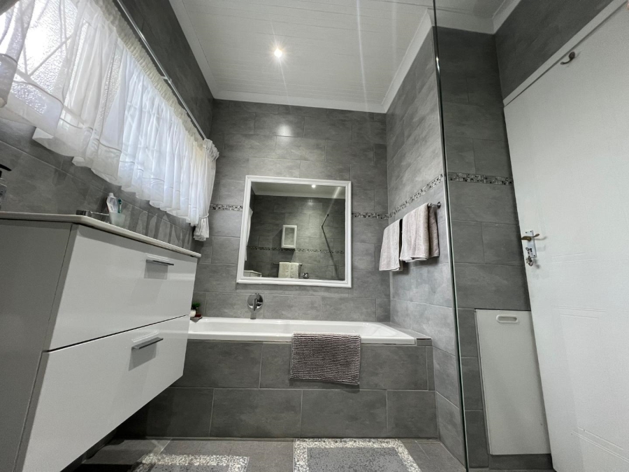 3 Bedroom Property for Sale in Greenshields Park Eastern Cape